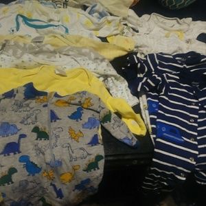 14 Long sleeved onesies/20 newborn hats